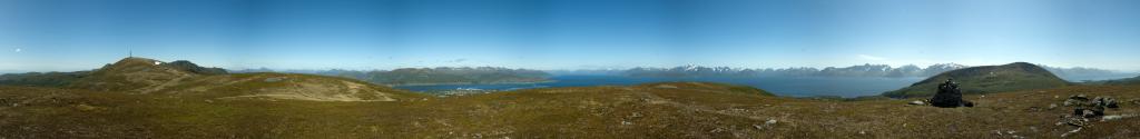 360-Grad-Panorama vom Gipfel der Ornheia (387m) bei Stormarknes auf Hadseloya, Vaesteralen - der Berg mit dem markanten Sendemast ist die Storheia (504m)