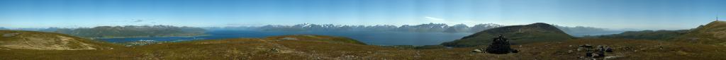 Panorama vom Gipfel der Ornheia (387m) bei Stormarknes auf Hadseloya, Vaesteralen - im Süden sieht man den vergletscherten Gipfel des höchsten Bergs von Vesteralen - des Moysalen (1262m); der Berg mit dem markanten Sendemast ist die Storheia (504m)