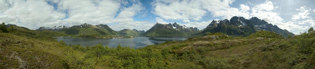 Panorama am Austnesfjorden südlich von Vestpollen und der Kirche von Sildpollneset, Austvagoya, Lofoten