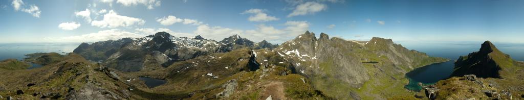 Panorama vom Gipfel der Djupfjordheia (510m) die sich unweit der Munkebu Hytta über dem Djupfjord erhebt. Der Djupfjorden wird eingerahmt durch den Reinebringen (448m) und den Gylttinden (542m). Moskenesoya, Lofoten