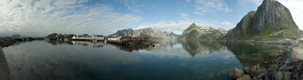 Panorama über den Kjerkfjorden und Eliassen Rorbuer auf Hamnoya bei Reine, Moskenesoya, Lofoten