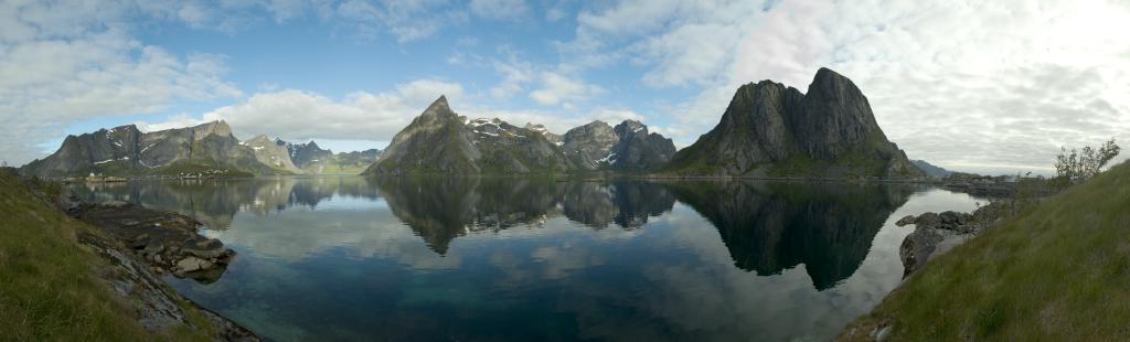 Panorama über den Kjerkfjorden mit Reinebringen (448m), dem spitzen Olstinden (674m) und Festhaeltinden (389m), Moskenesoya, Lofoten