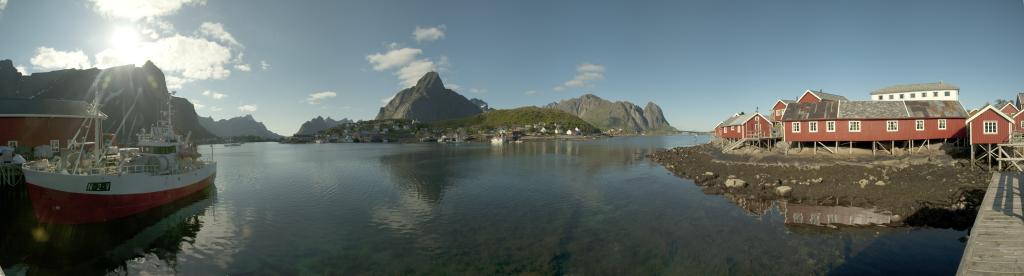 Panorama über den Kjerkfjorden von der Pier von Reine, Moskenesoya, Lofoten