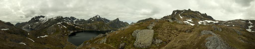 360-Grad-Panorama an der Munkebu Hytta. Über dem Ternnesvatnet und Krokvatnet erhebt sich der mit 1029m höchste Berg von Moskenesoya, der Hermannsdalstinden. Hinter der Hütte sieht man den Munkan (775m).