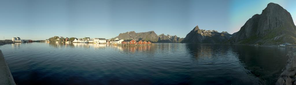 4:15 Uhr früh: Panorama über den Vorfjorden und den Kjerkfjorden mit Blick auf Eliassen Rorbuer auf Hamnoya, Moskenesoya, Lofoten