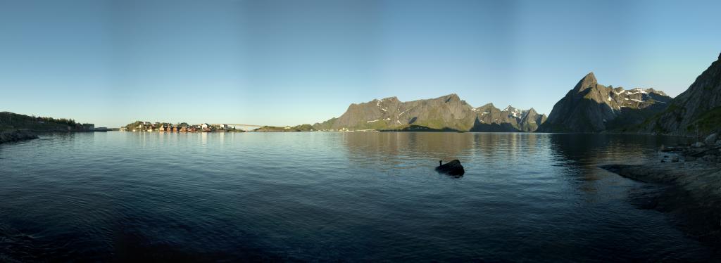 4:30 Uhr früh: Panorama über den Vorfjorden und den Kjerkfjorden mit Blick auf Eliassen Rorbuer auf Hamnoya, Moskenesoya, Lofoten