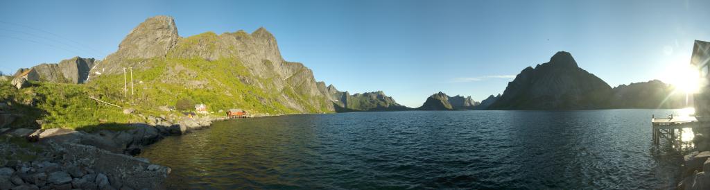 Früh um 5:00 Uhr am Kjerkfjorden bei Reine - Blick auf den Reinebringen (448m) und den Olstinden (674m)