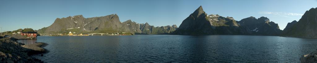 5:00 Uhr früh: Blick auf Reine und den Kjerkfjorden mit dem Reinebringen (448m) und dem Olstinden (674m), Moskenesoya, Lofoten