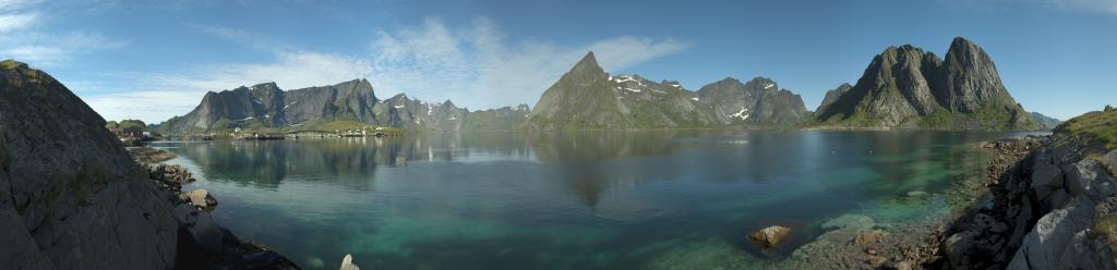 10:00 Uhr: Panorama von der Spitze von Toppoeya über den Kjerkfjorden bei Reine mit Blick auf den Reinebringen (448m), Olstinden (674m) und Festhaeltinden (389m), Moskenesoya, Lofoten