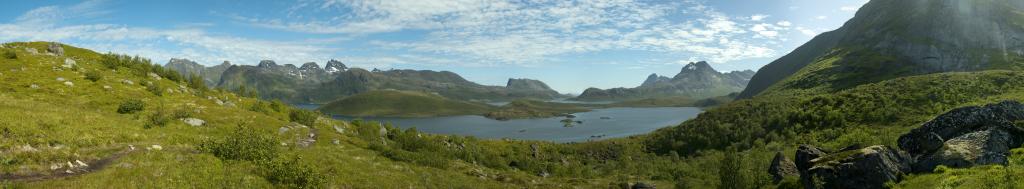 Panorama am Übergang vom Torsfjorden zum Strand von Kvalvika. Blick auf den Torsfjorden, Selfjorden, Sundstraumen sowie auf die Berge von Flakstadoya, den Moberget (121m) und den Narvtinden (688m), Moskenesoya, Lofoten