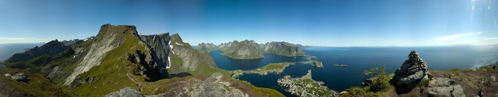 360-Grad-Panorama von hoch oben über dem Kjerkfjorden bei Reine vom Gipfel des Reinebringen (448m), Moskenesoya, Lofoten