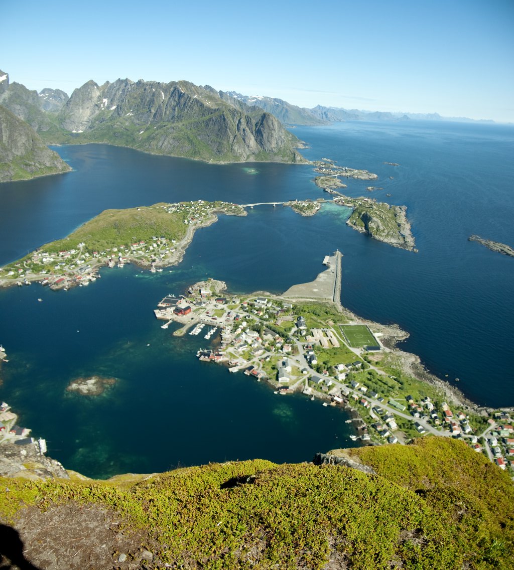 Manche Ansichten sind auch vertikal zu groß um in einem einzelnen Bild erfasst zu werden: Vertikalpanorama vom Kjerkfjorden bei Reine vom Gipfel des Reinebringen (448m), Moskenesoya, Lofoten