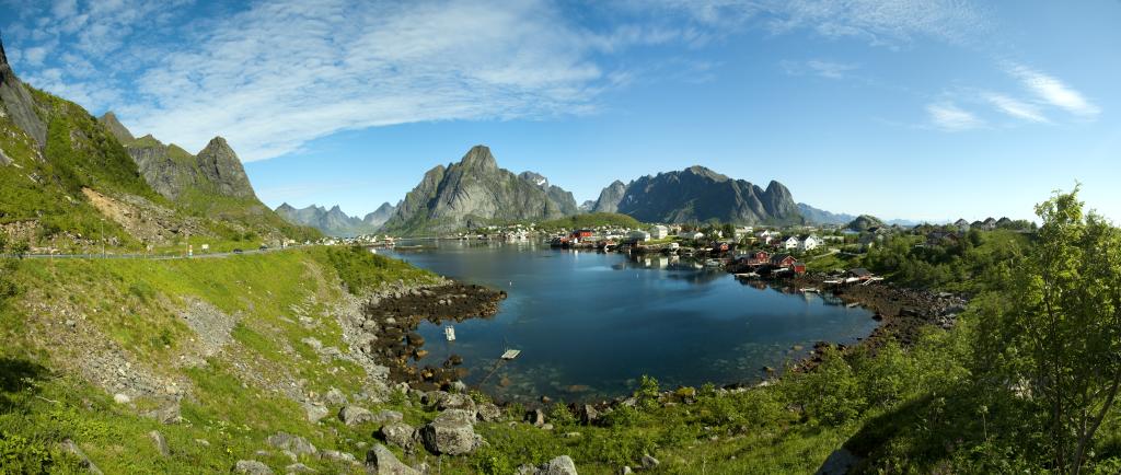 Reinevägen bei Reine, im Hintergrund der Olstinden (674m) und der Festhaeltinden (389m), Moskenesoya, Lofoten