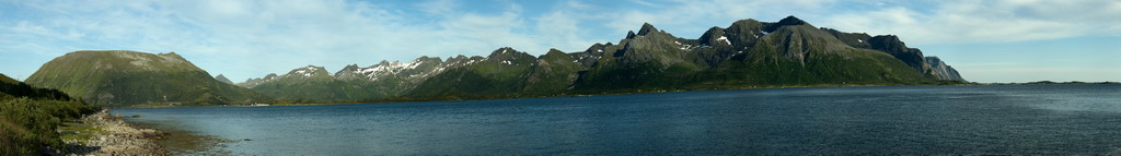 Panorama über den Gimsoystraumen mit Klepstadheia (links, 534m) und den Lyngvaerfjellet (Mitte, 699m), Gimsoya & Vestvagoya, Lofoten