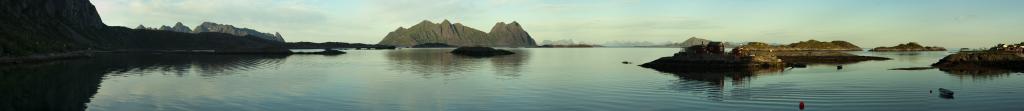22:00 Uhr: Panorama von der Seeterrasse unserer Ferienwohnung in Svolvaer  über den Austnesfjorden mit den Inseln Staromolla und Litlemolla sowie einigen vorgelagerten Schäreninseln, Austvagoya, Lofoten