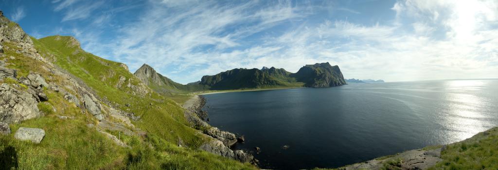 Panorama von der Bucht von Unstad (Unstadvika) auf Vestvagoya, von der eine schöne Uferwanderung nach Eggum führt. Vestvagoya, Lofoten