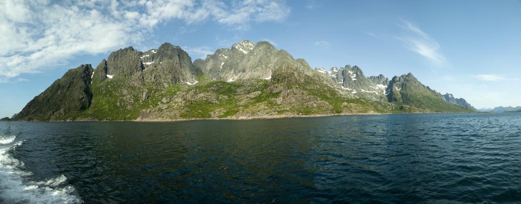 Panorama vom Schiff aus auf dem Weg zum Trollfjord durch den Oyhell- und Raftsundet an der Ostseite von Austvagoya, Austvagoya, Lofoten