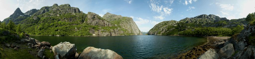 Panorama am Ufer des Trollfjords unweit der Wasserkraftstation und des Bootsanlegers, Austvagoya, Lofoten