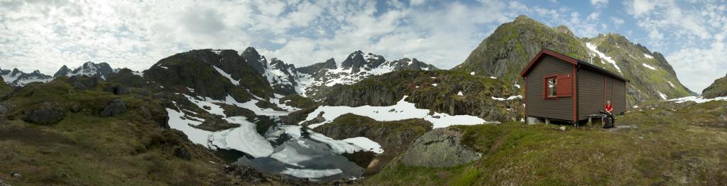 Panorama im Tal der Trollfjordhytta mit Blick auf den Isvatnet. Links vom See erhebt sich der Isvasstinden (940m) während hinter der Trollfjordhytta der Trollfjordtinden (830m) zu sehen ist. Austvagoya, Lofoten