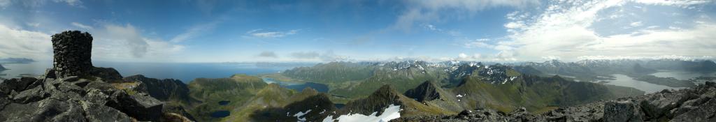 360-Grad-Panorama vom Gipfel der Matmora (788m) am Nordpollen im Nordwesten von Austvagoya. Der Blick erstreckt sich zu beiden Seiten auf den Nordpollen, Sunnlandsfjorden und den Grunnfoerfjorden sowie weit über die Berge der zentralen Lofotenkette. Am Horizont erkennt man den Moysalen (1262) auf den Vesteralen-Inseln. Austvagoya, Lofoten