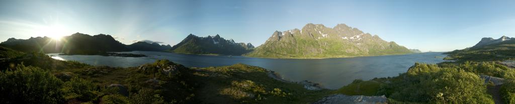 21:30 Uhr: Kurze Station auf dem Weg zur Mitternachtssonne in Straumnes am Austnesfjorden südlich von Vestpollen und Sildpollneset, Austvagoya, Lofoten