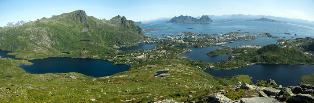 Panorama vom Vorgipfel des Kongstinden (552m) mit Blick auf Svolvaer, den Nedre Svolvaervatnet, Gardsosen, Leirospollen, Osanpollen und Litle-Kongsvatnet sowie die Gipfel von Blatinden (621m) und der Floeya (590m) an deren rechter Seite auf Svolvaer zu sich der Kletterfelsen der Svolvaer-Geita befindet. Am Horizont in der Meeresstrasse von Austnesfjorden, Oyhellsundet und Hoela sind die beiden Inseln Staromolla und Litlemolla gut zu erkennen. Austvagoya, Lofoten