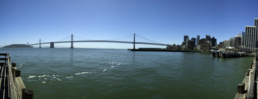 Panorama am Fährhafen von San Francisco mit der Bay Bridge und dem Viertel an der Uferstrasse The Embarcadero, California.