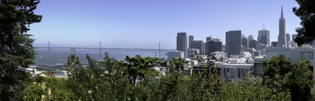 Blick von Telegraph Hill auf die Bay Bridge und Downtown San Francisco, California.