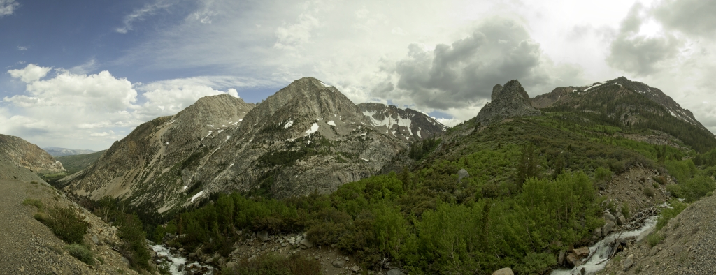 Östliche Einfahrt in den Yosemite Nationalpark auf der Tioga Road oberhalb des Lee Vining Creeks - Blick auf Mt. Dana und Mt. Gibbs in der Ansel Adams Wilderness, California