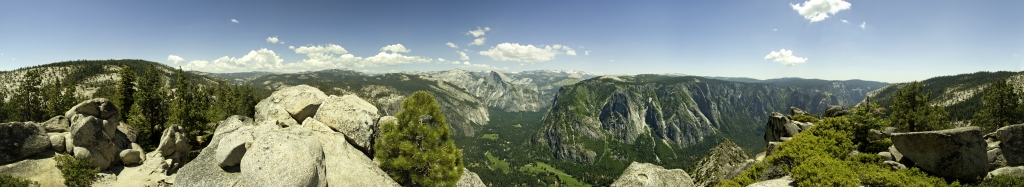 360-Grad-Panorama am Gipfel des Eagle Peak (2371m) mit weitem Blick über das Yosemite Valley, Half Dome und die Berge der Sierra Nevada; der Wasserfall links der kleinen Gipfel-Kiefer ist der Upper Yosemite Fall, Yosemite Valley, California