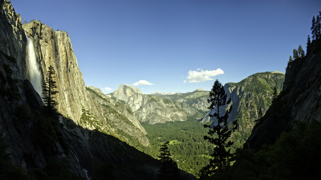 Abstieg vom Eagle Peak (2371m) entlang der Upper Yosemite Falls, im Hintergrund der große Granit-Monolith des Half Dome, Yosemite NP, California