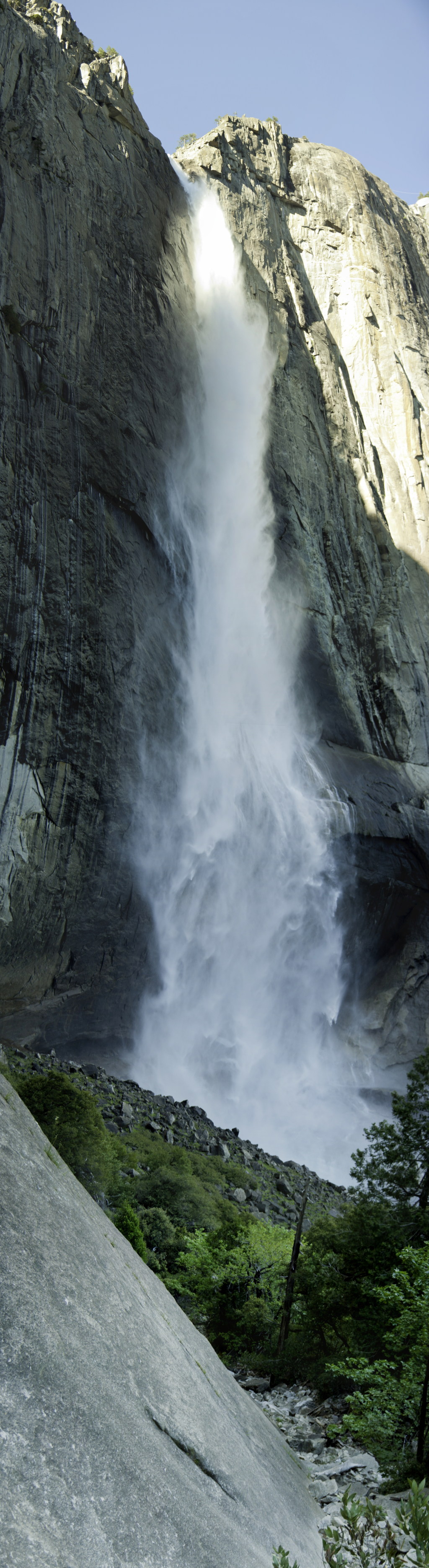 Vertikal-Panorama vom Upper Yosemite Fall (435m Höhe); die dreiteiligen Yosemite Falls mit einer Gesamthöhe von 739m sind die höchsten Wasserfall Nordamerikas, Yosemite NP, California