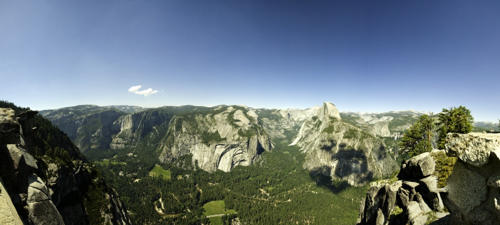 Panorama von Glacier Point, wo der Blick von den Yosemite Falls über Royal Arches, North & Basket Dome, das Tenaya Creek Valley, den Half Dome bis hin zu Nevada und Vernal Fall schweifen kann, Yosemite NP, California