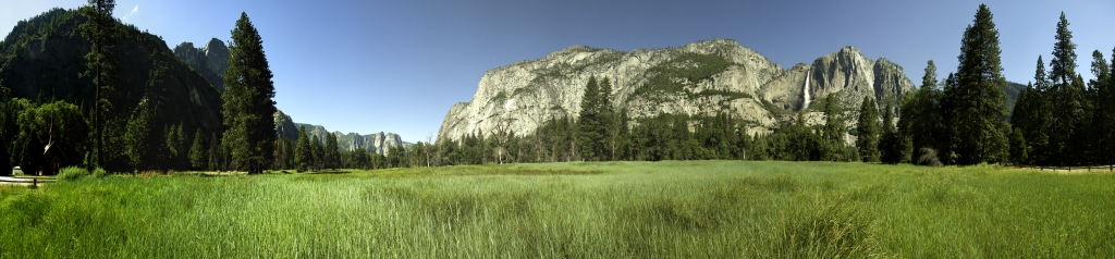 Panorama im Yosemite Valley unweit der Yosemite Chapel und genau gegenüber des Upper und Lower Yosemite Falls (435m und 98m Höhe); links über den Upper Yosemite Falls thront der Gipfel des Eagle Peak (2371m), weiter links ist der El Capitan zu sehen, Yosemite NP, California