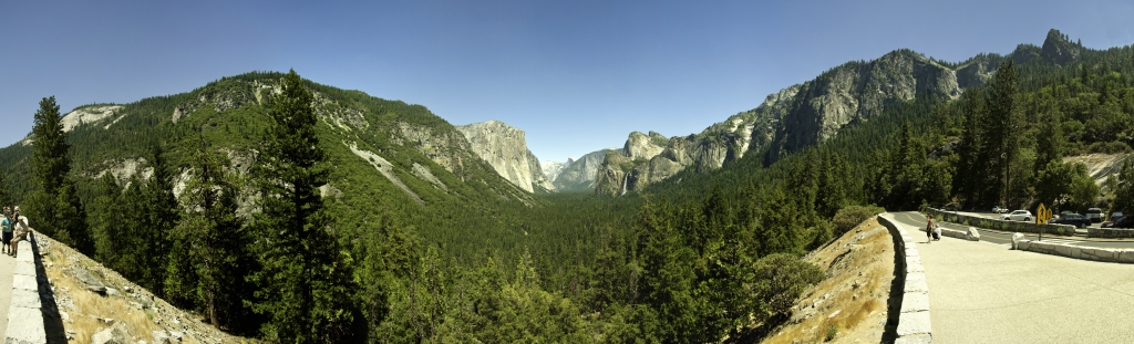 Panorama am Wawona Tunnel Lookout mit El Capitan auf der linken Seite, dem Half Dome in der Mitte und dem Bridalveil Fall (189m Höhe) auf der rechten Seite des Yosemite Valleys, Yosemite NP, California