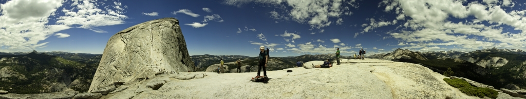 360-Grad-Panorama am Vorgipfel des Half Dome (2693m) wo der mit Stahlseilen versicherte Steig auf den Half Dome beginnt; gut zu erkennen ist der große Andrang auf dem Cable Trail der um diese Uhrzeit (1:30pm) herrscht, während wir uns schon wieder auf dem Abstieg befinden, Yosemite NP, California