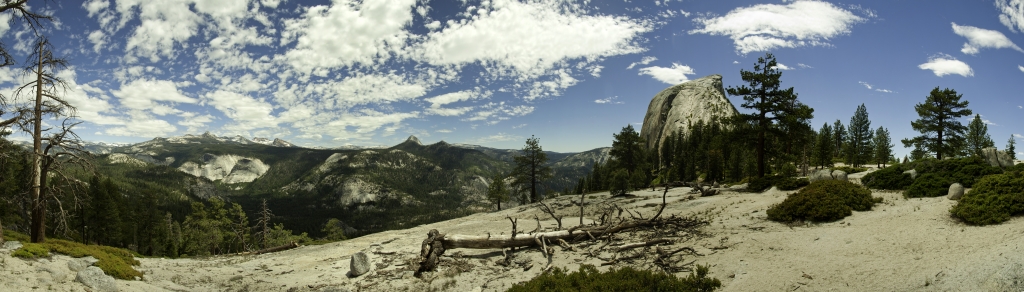 Panorama am Half Dome (2693m) kurz bevor der Trail wieder in den Hochwald hinunter ins Little Yosemite Valley eintaucht