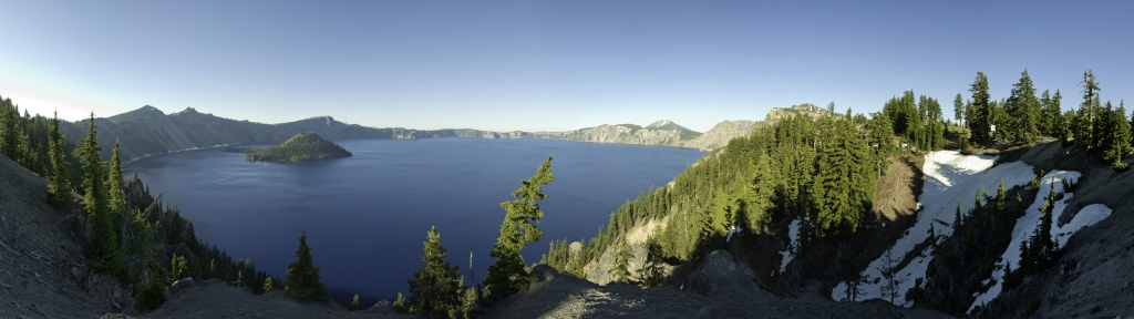 Blick über den Crater Lake (1883m) in der Abendsonne von einem Aussichtpunkt westlich und nahe des Rim Village; mitten im Crater Lake erhebt sich der Cinder Cone von Wizzard Island (2123m) während sich im rechten Teil des Panoramas der Mt. Scott (2721m) als höchster Berg im Nationalpark erhebt, Crater Lake NP, Oregon