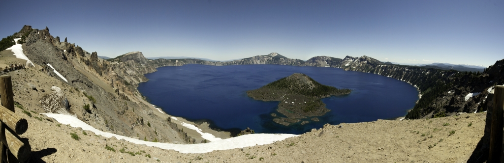 Panorama über den Crater Lake am Watchman Overlook in unmittelbarer Nähe zu Wizard Island; direkt über Wizard Island erhebt sich der Gipfel des Mt. Scott (2721m), Crater Lake NP, Oregon