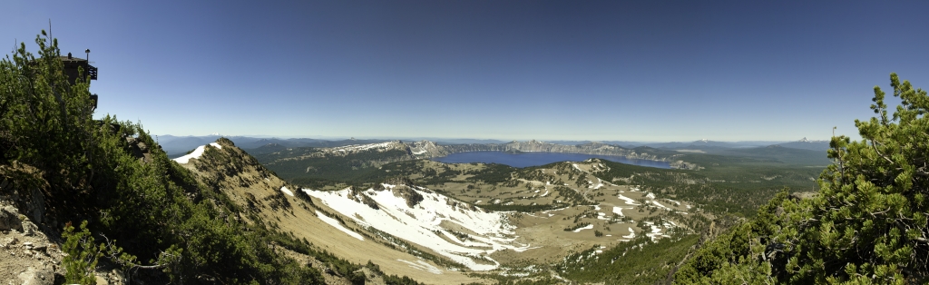 Gipfel-Panorama auf dem Mt. Scott (2721m) mit weitem Blick über den Crater Lake und die umgebenden Berge der Cascade Mountains - links im Bild Mt. McLoughlin (2894m) und rechts im Bild Mt. Bailey (2553m) und Mt. Thielson (2799m), Crater Lake NP, Oregon