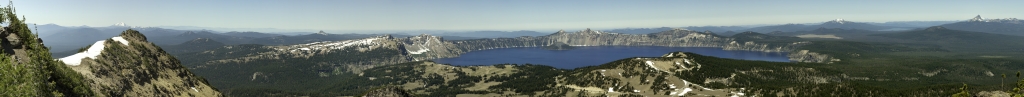 Zoom-Panorama vom Gipfel des Mt. Scott (2721m) mit weitem Blick über Crater Lake mit Wizard Island und die umliegenden Berge der Cascade Mountains, Crater Lake NP, Oregon