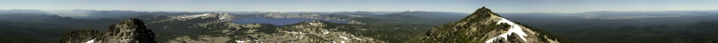 360-Grad-Panorama am Vorgipfel des Mt. Scott (2721m); zu erkennen ist der Klamath Lake, darüber als 