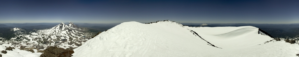 360-Grad-Panorama am Gipfel der South Sister (3159m) mit weitem Blick über die benachbarten Vulkane der Cascade Mountains: The Husband (2293m), wie an einer Perlenschnur aufgereiht sind Middle Sister (3062m), North Sister (3074m), Mt. Jefferson (3191m), Mt. Hood (3429m) und Mt. Adams (3743m), im Süden der Mt. Bachelor (2764m), Mt. Washington (2376m) wird durch die Middle Sister verdeckt, Three Sisters Wilderness, Oregon