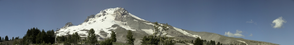 Panorama von der Südflanke des Mt. Hood (3429m) von der Timberline Lodge aus; der Skilift, Crater Rock und der dahinter hinaufziehende Hodgeback Saddle sind deutlich zu erkennen, Oregon