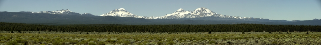 Panorama am Three Sisters Lookout am HW 20 zwischen Bend/Tumalo und Sisters; von diesem Aussichtspunkt sind zu sehen: Broken Top Mountain (2797m), South Sister (3159m), Middle Sister (3062m) und North Sister (3074m); im Norden ist von diesem Punkt auch noch der Mt. Jefferson (3191m) zu sehen, der aber hier nicht mit auf das Panorama gepasst hat, Three Sisters Wilderness, Oregon