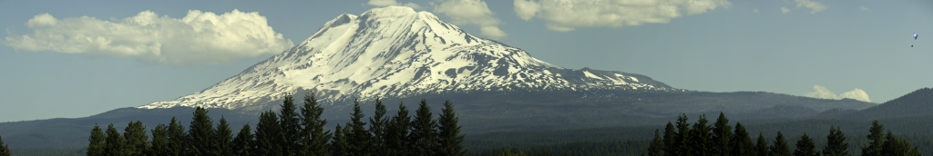 Panorama vom Mt. Adams (3743m) auf der Fahrt auf dem HW 141 nach Trout Lake, Mt. Adams Wilderness, Washington