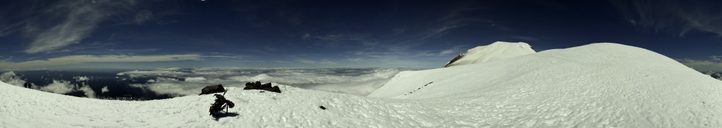 360-Grad-Panorama am Pikers Peak (False Summit, 3544m) mit Blick über das (Vor-) Gipfelplateau auf den Gipfelanstieg des Mt. Adams (3743m); im Süden ragt die Spitze des Mt. Hood (3429m) aus den Wolken, Mt. Adams Wilderness, Washington