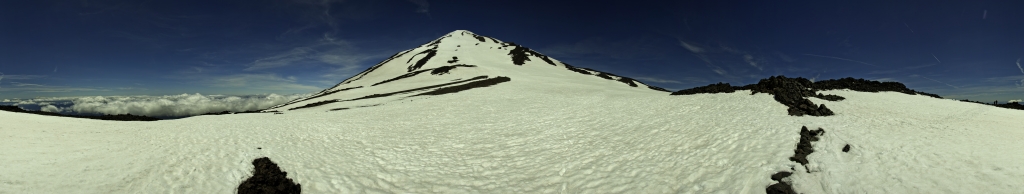 360-Grad-Panorama am sogenannten Lunch Counter - einer häfig für Hochbiwaks genutzten flacheren Stelle im Südanstieg auf den Mt. Adams - auf ca. 2750m, wo wir nach 800m steilem Abstieg in der südlichen Firnflanke des Mt. Adams (3743m) am Nachmittag angekommen sind; die Wolkendecke hat sich verdichtet und läßt von der darunter liegenden Landschaft wenig erkennen - nur der Mt. Hood (3429m) im nördlichen Oregon kann die Wolkendecke durchstossen, Mt. Adams Wilderness, Washington