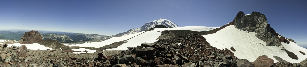 Panorama über Echo Rock (2399m), Mt. Rainier (4359m) und Observation Rock (2549m) von einer Vulkanschotterhalde mitten im Flett Glacier, die wir uns für eine Mittagsrast auserkoren hatten, Mt. Rainier NP, Washington