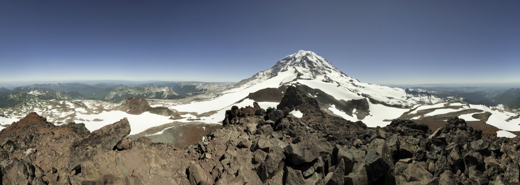 360-Grad-Panorama vom Gipfel des Observation Rock (2549m), der eine hervorragende Aussichtskanzel in der Ptarmigan Ridge direkt vis-a-vis von Carbon und Russell Glacier darstellt, die die Nordostseite des Mt. Rainier (4359m) bedecken; links vom Mt. Rainier ist die noch teilweise mit Schnee bedeckte Hochfläche von Spray Park und der rote Felsen des Echo Rock (2399m) zu sehen, Mt. Rainier NP, Washington